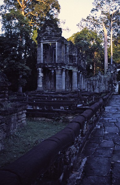 The only round colummns in Angkor - Preah Khan.jpg